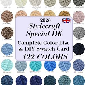 Puede incluir: Una carta de colores para hilo Stylecraft Special DK con 122 colores. El texto central dice 2026 Stylecraft Special DK Complete Color List & DIY Swatch Card 122 COLORS. Muestras de hilo circulares están dispuestas en una cuadrícula con etiquetas.