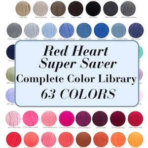 Könnte beinhalten: Eine Farbkarte der Red Heart Super Saver Wolle mit 63 Farben. Das Bild zeigt eine Vielzahl von Wollknäueln in Grau-, Blau-, Rosa- und Brauntönen mit den Namen und Farbnummern jeder Wollfarbe.