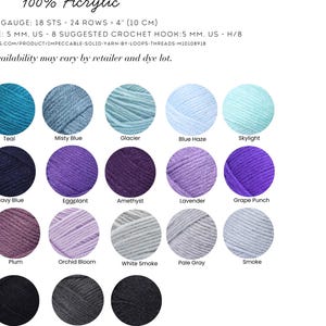 K&ouml;nnte beinhalten: Threads Impeccable Solids 100% Acryl Garnfarbkarte mit 18 kreisf&ouml;rmigen Mustern in Blaugr&uuml;n, Blau, Violett, Grau und Schwarz. Der Text enth&auml;lt Angaben zur Maschenprobe 18 M - 24 R = 10 cm und empfohlene H&auml;kelnadelst&auml;rke 5 mm, US H/8.