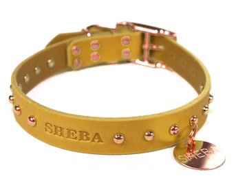 Collare per cani in pelle giallo senape con borchie personalizzato, rivetti a cupola tono rame / oro rosa, con targhetta identificativa appesa in rame massiccio