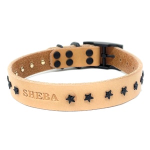 スタースタッズ付きナチュラルベージュレザー犬用首輪、マットブラックの金具とスタースタッズ、エンボス加工された名前