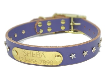 Collier de chien en cuir violet pervenche clouté étoile personnalisé, rivets étoiles en laiton / ton or, plaque signalétique en laiton massif gravée, étiquette de chien silencieuse