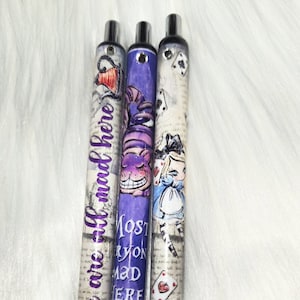 Bolígrafos de Alicia en el País de las Maravillas con cristales Swarovski #alicia #todosestamoslocosaquí #gatodecheshire #fiestadelté #bolígrafos #vacaciones #gato #regalosparaella #regalos