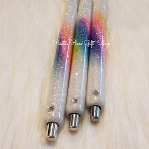 Stylo rechargeable opale licorne arc-en-ciel peint à la main avec cristal Swarovski #arc-en-ciel #opale #paillettes #ombre #rose #stylos #swarovski #vacances
