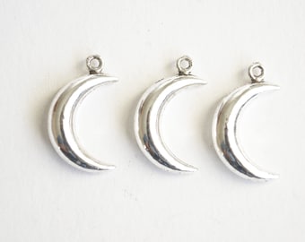 Silver Moon Charm, Crescent Moon Pendant - 10 pieces (339)
