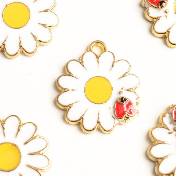 Daisy Charm With Ladybug, Summer Flower Pendant, Enamel Gold Tone, 20mm x 17mm - 5 pieces (1532)