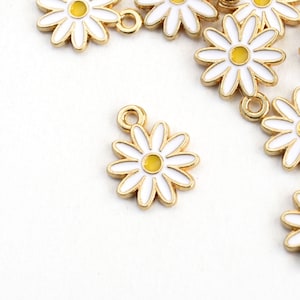 Daisy Charms, Small Enamel, Gold Toned Metal, 12mm x 10mm - 5 pieces (1063)