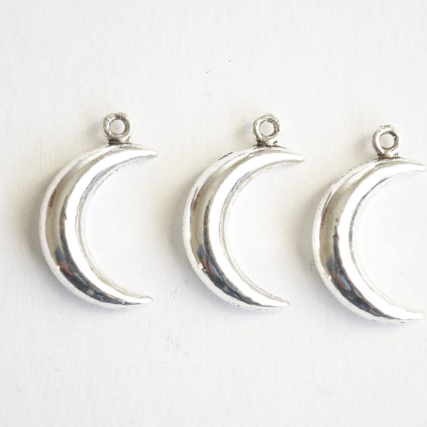 Silver Moon Charm, Crescent Moon Pendant - 10 pieces (339)