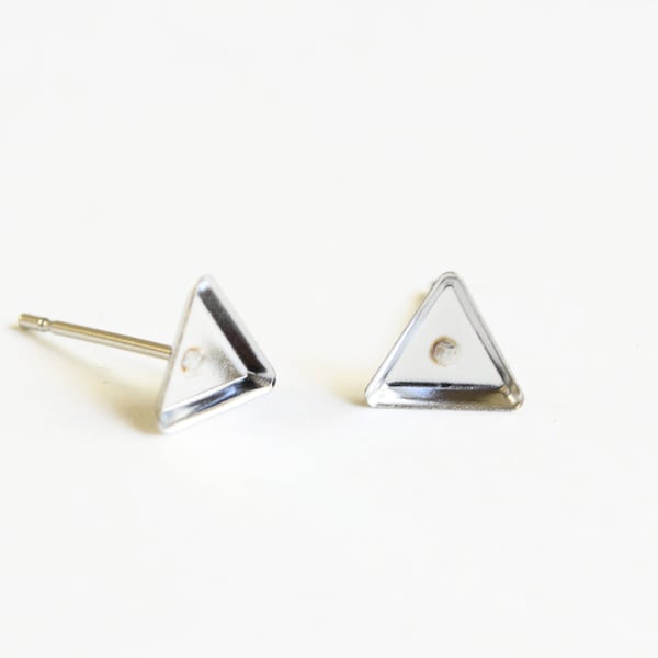Triangle Bezel Earrings, Tiny Geometric Studs, Stainless Steel, 7mm - 10 pieces (656)