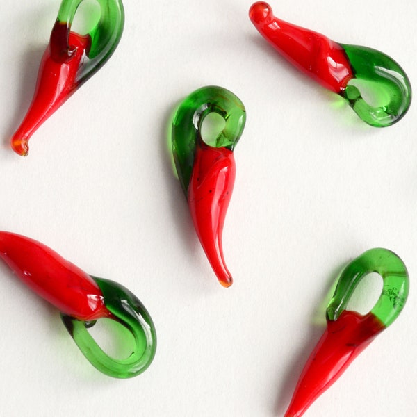 Red Chili Charms, Glass Pendants, 14-17mm - 10 pieces (987)