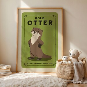 Könnte beinhalten: Gerahmtes Poster mit einem Cartoon-Otter auf grünem Hintergrund. Der Text "BOLD OTTER" steht oben und "LITTLE EXPLORERS WILDLIFE CLUB" unten. Der Otter ist braun mit weißer Brust und steht mit den Händen in den Hüften.