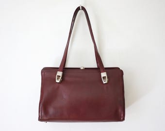Torebka typu listonoszka w kolorze bordowym z lat 60. – skórzana torebka w stylu vintage