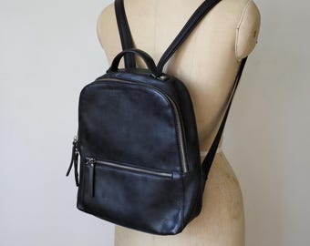 Mochila pequeña de piel sintética