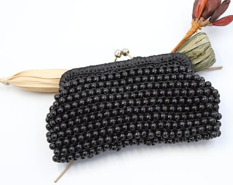 Pochette noire en raphia et perles vintage