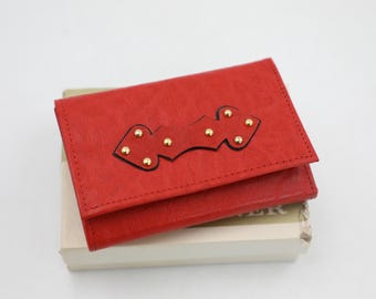 Portfel Princess Gardner Red Leather Trifold NOS - Mały portfel z lat 70. z mosiężnymi nitami