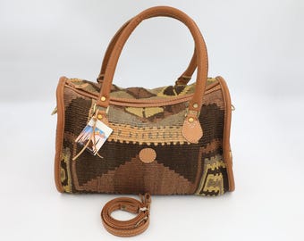 Torebka Durusel Kilim z kolekcji Vintage, wykonana z plecionego materiału w stylu dywanowym z lat 80. XX wieku, w stylu vintage, z paskiem na ramię.