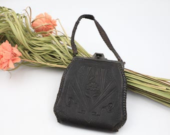 Bolso antiguo de cuero repujado de color negro de 1915