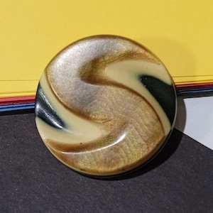 Round Mod Whirl Lea Stein style 70s vintage layered Lucite French Acetate Pin Hippie Modernist pop Art