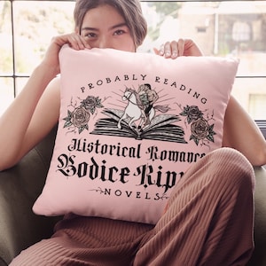 Probablemente leyendo novelas de romance histórico de Bodice Ripper / Almohada de libros / Almohada premium de 18&quot;