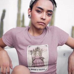 de tarot de la reine des baguettes | Occulte mystique | T-shirt classique unisexe à manches courtes - Encre colorée
