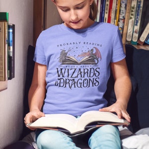 Probablemente esté leyendo libros sobre magos y dragones / Lector de fantasía / Libros de fantasía / Camiseta de manga corta para jóvenes
