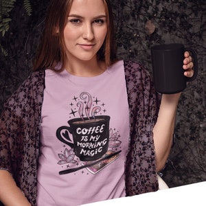 El café es mi magia matutina // Varita mágica, cristales, tarot // Amantes del café / Camiseta clásica unisex de manga corta