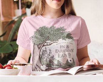 In einem fernen Land | Fantasy / Buch / Zauberburg / Märchen | Kurzärmeliges Unisex Classic T-Shirt - Farbige Tinte