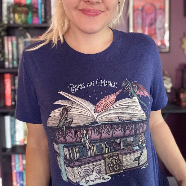 Les livres sont magiques | Chemise livre / Fantastique / Créatures mythiques | T-shirt unisexe léger tri-blend