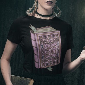 Boek der spreuken // Heks Grimoire // Mystiek boek // Heksenhalloween || Uniseks klassiek T-shirt met korte mouwen