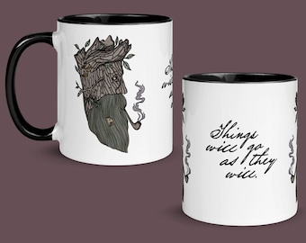 Può includere: Tazza in ceramica bianca con bordo e manico neri. La tazza presenta un'illustrazione fantasiosa di un albero con un viso e una pipa, e il testo "Things will go as they will."