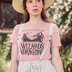 Probablemente esté leyendo libros sobre magos y dragones / Lector de fantasía / Libros de fantasía / Camiseta clásica unisex de manga corta - Tinta de color