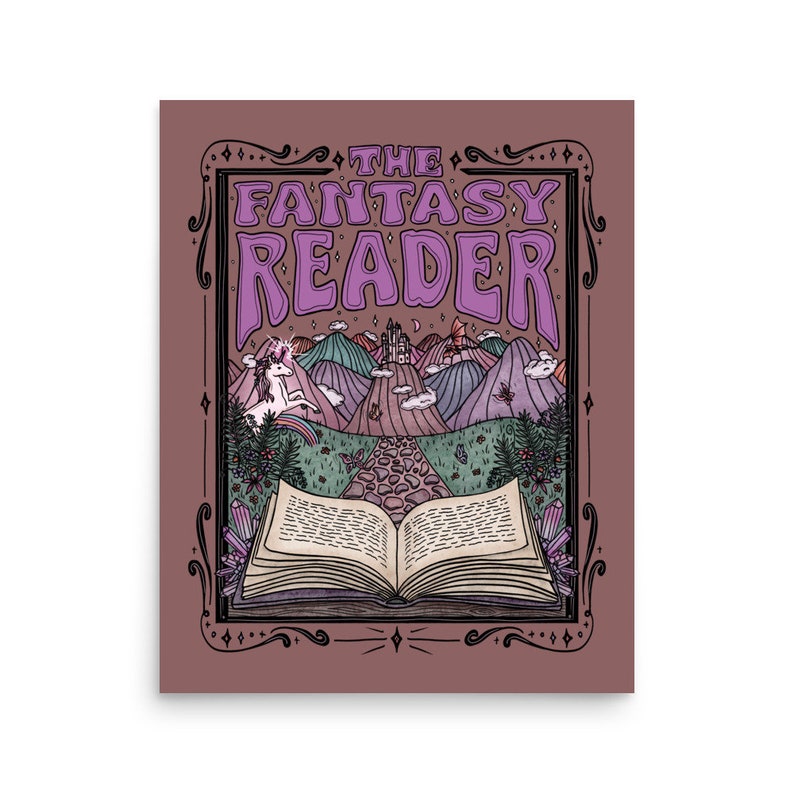 Puede incluir: Una ilustraci&oacute;n de un libro abierto con un paisaje de fantas&iacute;a en su interior. El libro est&aacute; rodeado de cristales y flores. El texto "The Fantasy Reader" est&aacute; en la parte superior de la imagen.