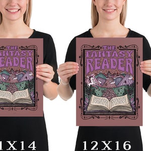 Puede incluir: Un p&oacute;ster imprimible con una ilustraci&oacute;n de estilo vintage de un libro abierto con un paisaje morado y verde. El texto "The Fantasy Reader" est&aacute; en una fuente morada con un borde decorativo.