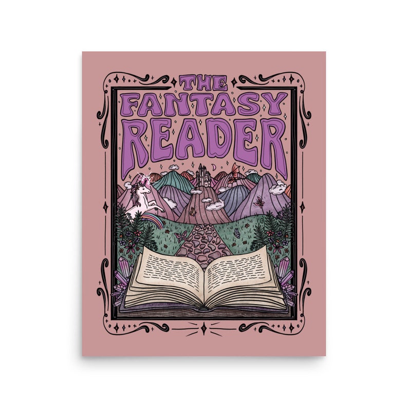 Puede incluir: Una ilustraci&oacute;n rosa y morada de un libro abierto con un paisaje de fantas&iacute;a en su interior. El libro est&aacute; rodeado de cristales y un unicornio. El texto "The Fantasy Reader" est&aacute; en la parte superior de la imagen.