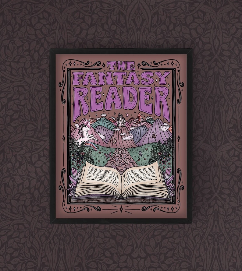 Puede incluir: Una ilustraci&oacute;n de estilo vintage de un libro abierto con un paisaje de fantas&iacute;a en su interior. El libro est&aacute; rodeado de un marco decorativo con el texto "The Fantasy Reader" en una fuente p&uacute;rpura y rosa.