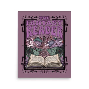 Puede incluir: Un fondo morado con un marco negro adornado que rodea el texto "THE FANTASY READER". Dentro del marco hay una ilustraci&oacute;n de un libro que se abre para revelar un paisaje m&aacute;gico con un unicornio, un castillo y un camino que conduce a &eacute;l.
