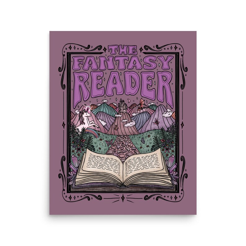 Puede incluir: Un fondo morado con un marco negro adornado que rodea el texto "THE FANTASY READER". Dentro del marco hay una ilustraci&oacute;n de un libro que se abre para revelar un paisaje m&aacute;gico con un unicornio, un castillo y un camino que conduce a &eacute;l.
