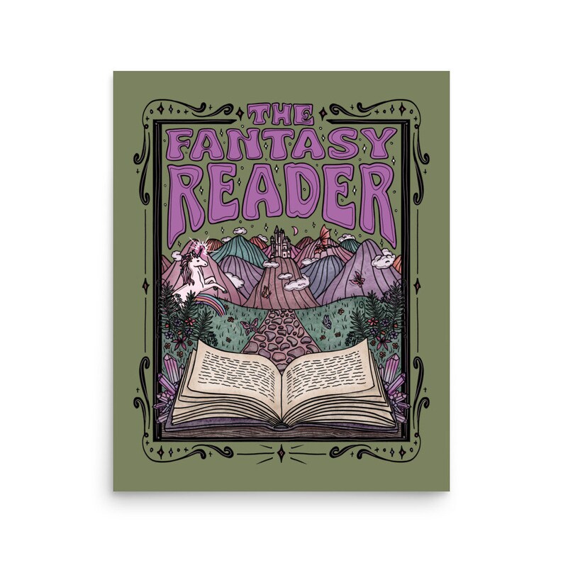 Puede incluir: Una ilustraci&oacute;n de un libro abierto con un paisaje de fantas&iacute;a en su interior. El libro est&aacute; rodeado de cristales y flores. El texto sobre el libro dice "The Fantasy Reader".
