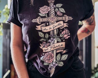 The Lady Warrior / She Is Gentle, Yet Fierce / Fantasy Floral Sword Tee | Klasyczny T-shirt typu unisex [Dark Tees]