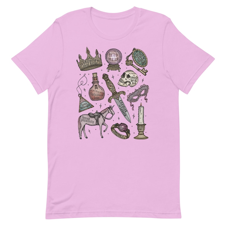 K&ouml;nnte beinhalten: Ein pinkfarbenes T-Shirt mit einem grafischen Druck verschiedener magischer Gegenst&auml;nde, darunter eine Krone, eine Zaubertrankflasche, ein Dolch, ein Sch&auml;del, eine Maske, ein Einhorn, eine Kerze, ein Ring und eine Kristallkugel. Der Text auf dem Druck lautet "erzwungene N&auml;he", "hier ber&uuml;hren, bei&szlig;en", "langsam brennen", "verzerrte Bosheit", "genug ist genug" und "Verlobungsringe".