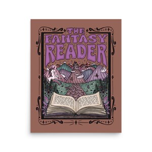 Puede incluir: Un fondo marr&oacute;n con un marco negro adornado que rodea una ilustraci&oacute;n de un paisaje de fantas&iacute;a en morado y verde con un castillo, monta&ntilde;as, un unicornio y un arco&iacute;ris. El texto "THE FANTASY READER" est&aacute; en letras moradas en la parte superior del marco.