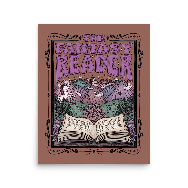 Puede incluir: Un fondo marr&oacute;n con un marco negro adornado que rodea una ilustraci&oacute;n de un paisaje de fantas&iacute;a en morado y verde con un castillo, monta&ntilde;as, un unicornio y un arco&iacute;ris. El texto "THE FANTASY READER" est&aacute; en letras moradas en la parte superior del marco.