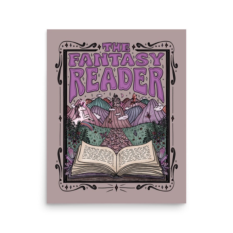Puede incluir: Una ilustraci&oacute;n de un libro abierto con un paisaje de fantas&iacute;a en su interior. El libro est&aacute; rodeado de cristales y un unicornio. El texto "The Fantasy Reader" est&aacute; en la parte superior de la imagen.