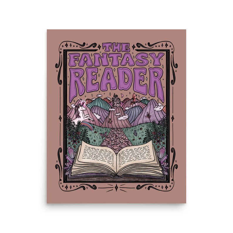 Puede incluir: Una ilustraci&oacute;n de un libro abierto con un paisaje de fantas&iacute;a en su interior. El libro est&aacute; rodeado de cristales y un camino conduce a un castillo en la distancia. El texto "THE FANTASY READER" est&aacute; en la parte superior de la imagen.