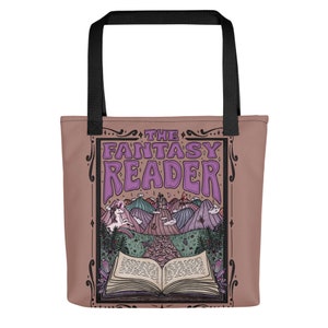 Puede incluir: Una bolsa de tela marr&oacute;n con asas negras presenta una ilustraci&oacute;n de estilo vintage de un libro, un unicornio y un castillo. El texto "THE FANTASY READER" est&aacute; impreso en letras moradas.