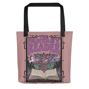 Puede incluir: Una bolsa de tela rosa con una ilustraci&oacute;n caprichosa de un libro, un unicornio y un castillo. El texto "The Fantasy Reader" est&aacute; impreso en morado en la bolsa.