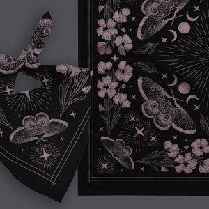 Bandana Creature of the Night // Falena mistica, Dea della Triplice Luna, Fiori di Phlox // Bandana stampata su tutta la superficie [Singolo lato / Poliestere]
