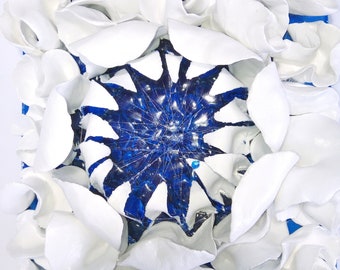 彫刻 立体壁掛け 白い花 ポリマー粘土アート ブルーガラスモザイク