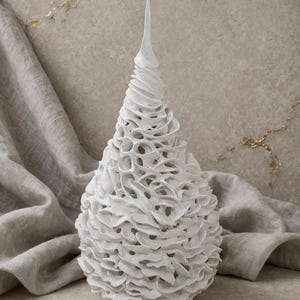 Scultura organica da collezione Aether Spire, oggetto d'arte biomorfa realizzato a mano, forma bianca minimalista, pezzo da galleria contemporaneo