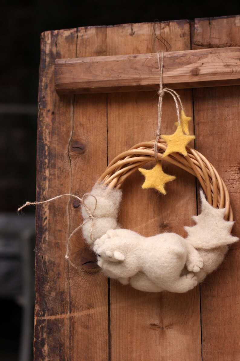 Needle Felt Wreath Christmas Wreath Whit A Dreamy White Bear Etsy